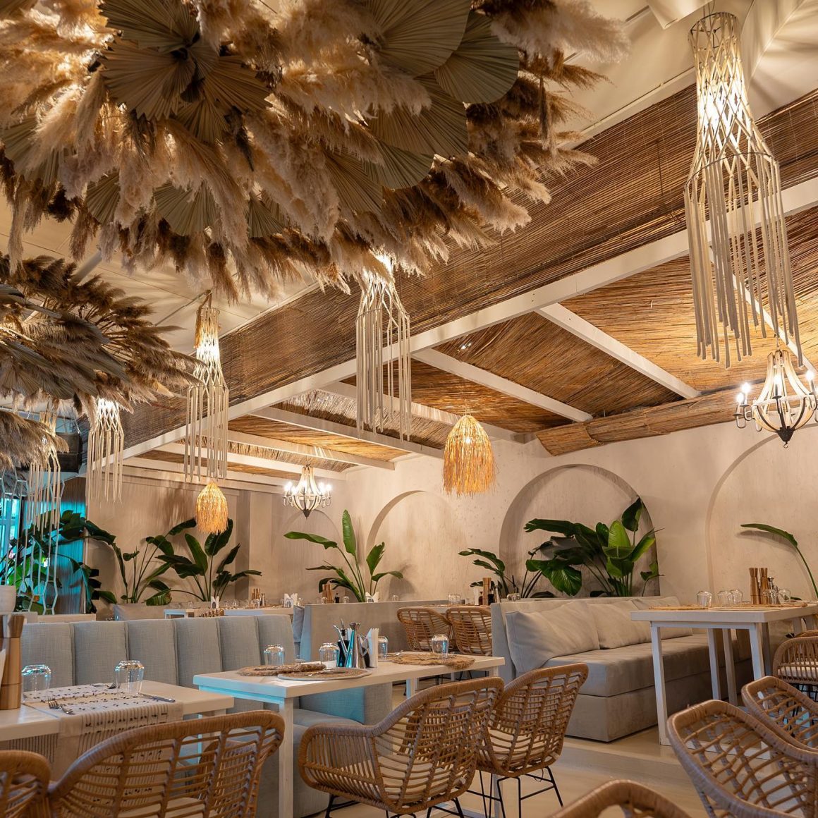 imagine din interiorul restaurantului Medusa București, decorat in stilul unui beach bar elegant. Restaurante grecești București