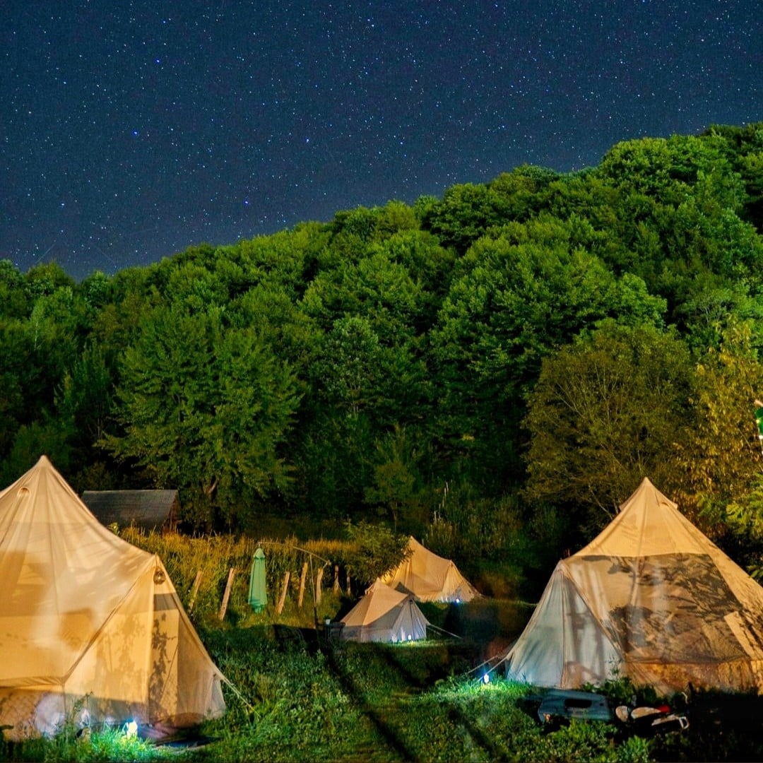 corturi de glamping la Luna Rock Glamping Brezoi, fotografiate noaptea