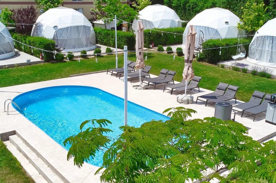 corturi de glamping  si piscina cu sezlonguri la Seagloo Costinești