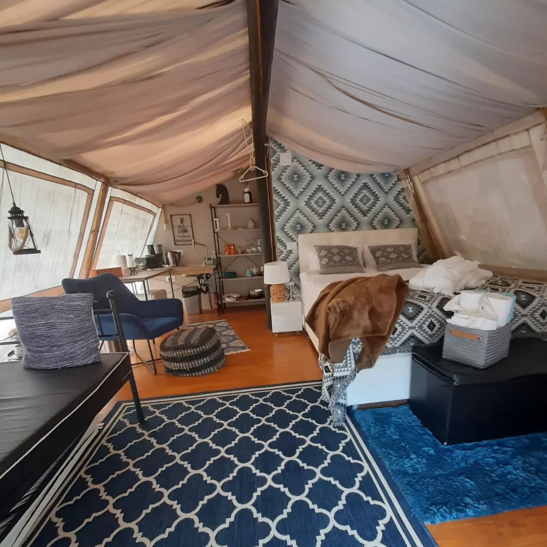 interiorul unui cort de glamping de lux, mobilat si decorat frumos, laLuxury Lake House & Glamping Teșila