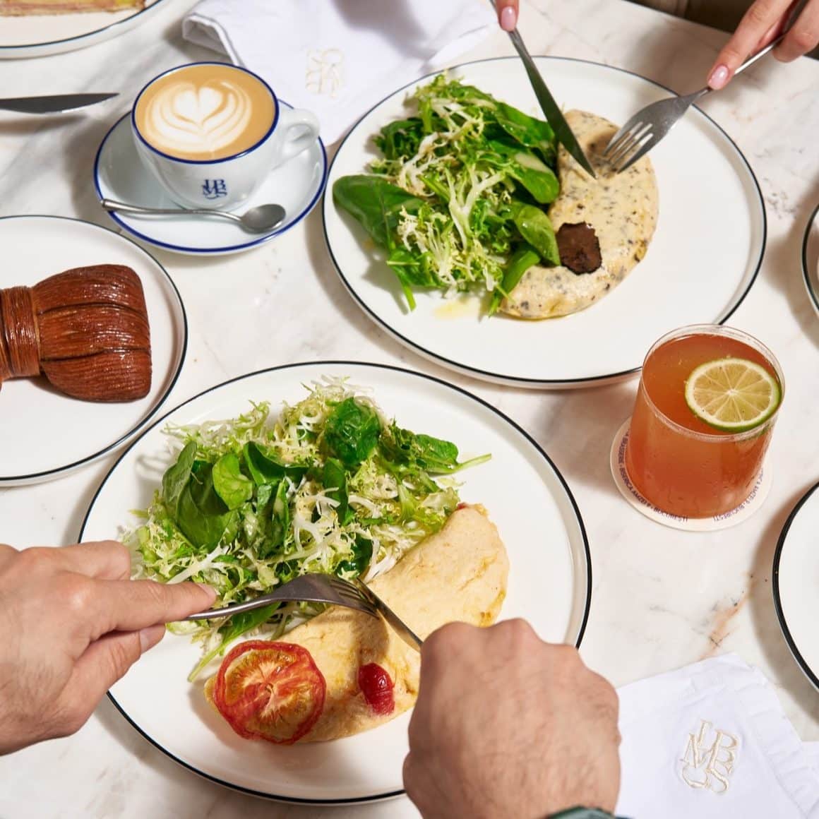 2 farfurii cu omlete si salata din meniul d ebrunch de la La Mita Biciclista București