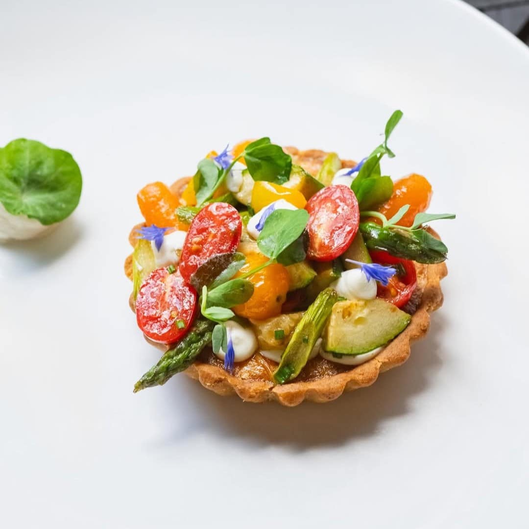 preparat de fine dining de la restaurant L’Atelier Relais & Chateaux din București