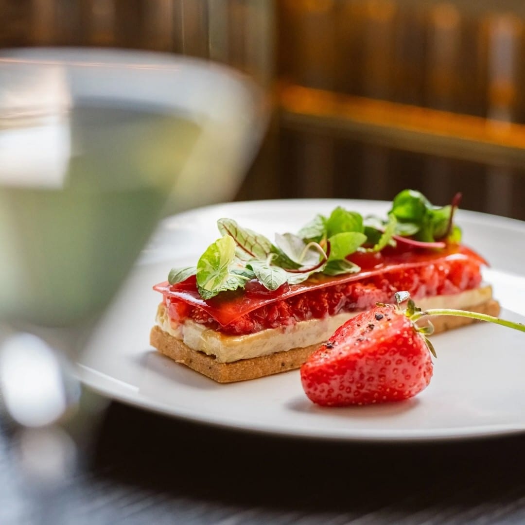preparat de fine dining de la restaurant L’Atelier Relais & Chateaux din București