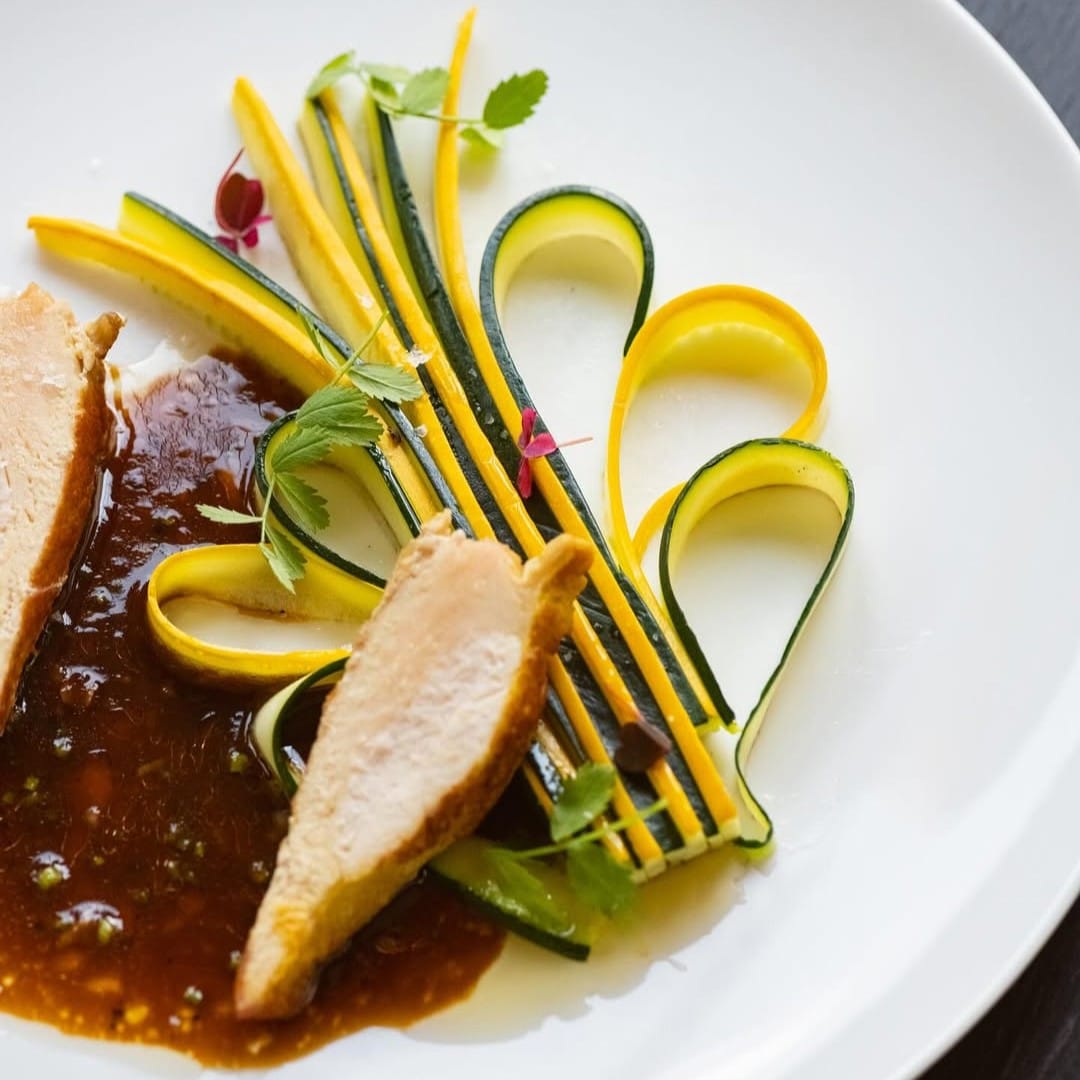 preparat de fine dining de la restaurant L’Atelier Relais & Chateaux din București