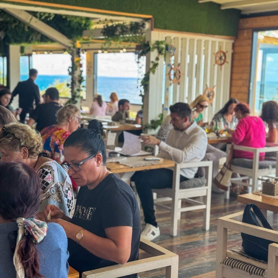 Mai multi oameni iau masa pe terasa la Petre Pescarul, una din cele mai bune cherhanale din Eforie Sud