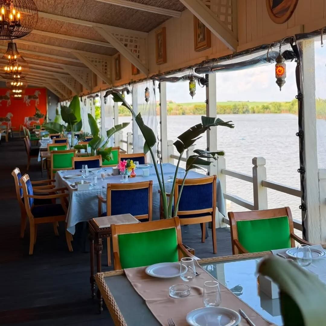 Restaurant Mandaloun Garden by Lacul Racilor - mese asezate pe ponton, langa lac