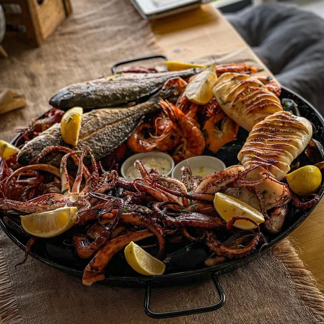 platou cu peste si fructe de mare proaspete la Petre Pescardul din Eforie