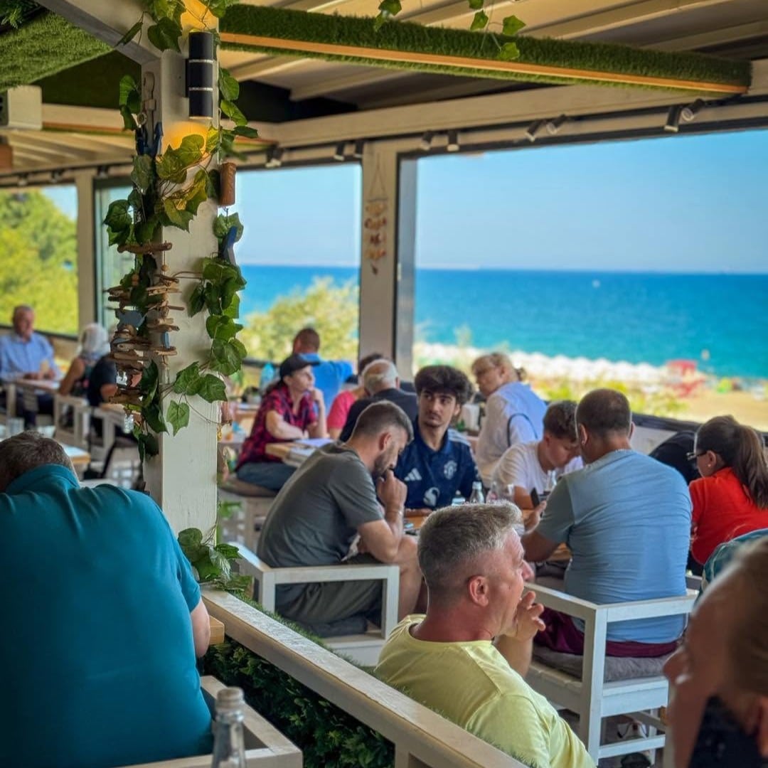 Mai multi oameni iau masa pe terasa la Petre Pescarul, una din cele mai bune cherhanale din Eforie Sud
