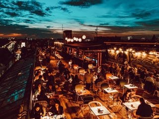 Cele mai cool rooftop bars din București. Terase la înălțime, la propriu și la figurat