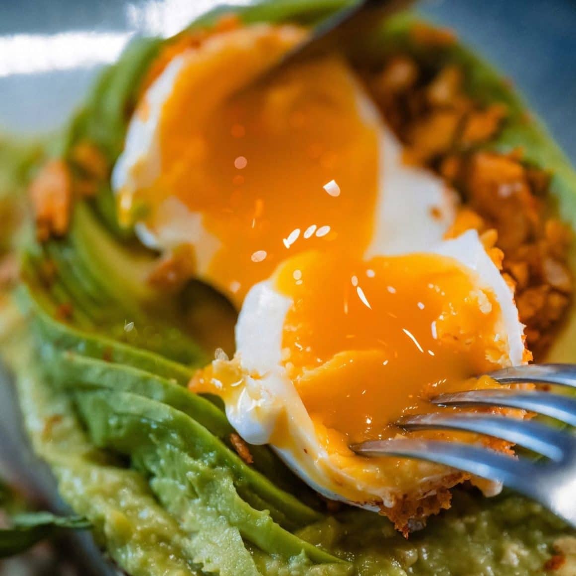 avocado toast cu ou posat la Bread & Spices. Brunch București