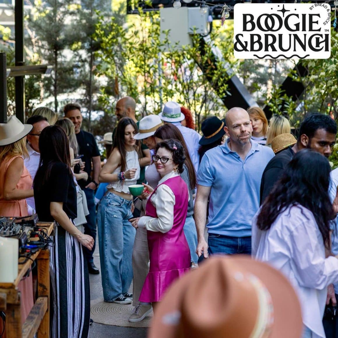mai mulți oameni se distrează pe terasa bread & spices, la boogie & brunch