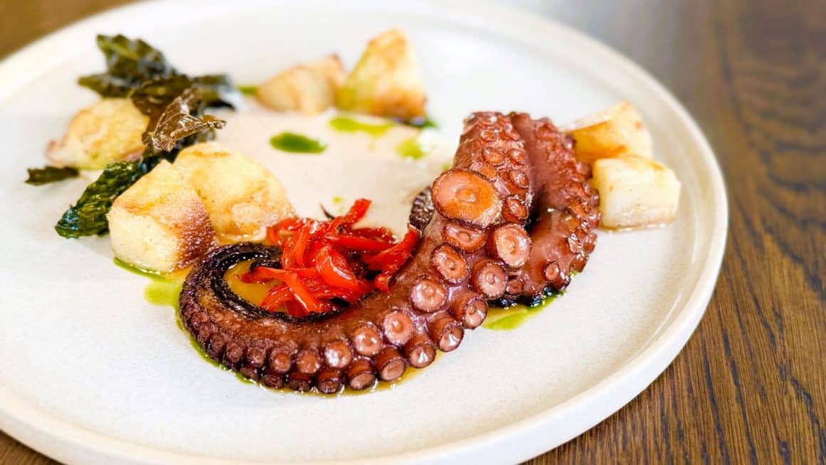 preparat de fine dining de la restaurant Noeme din București. 