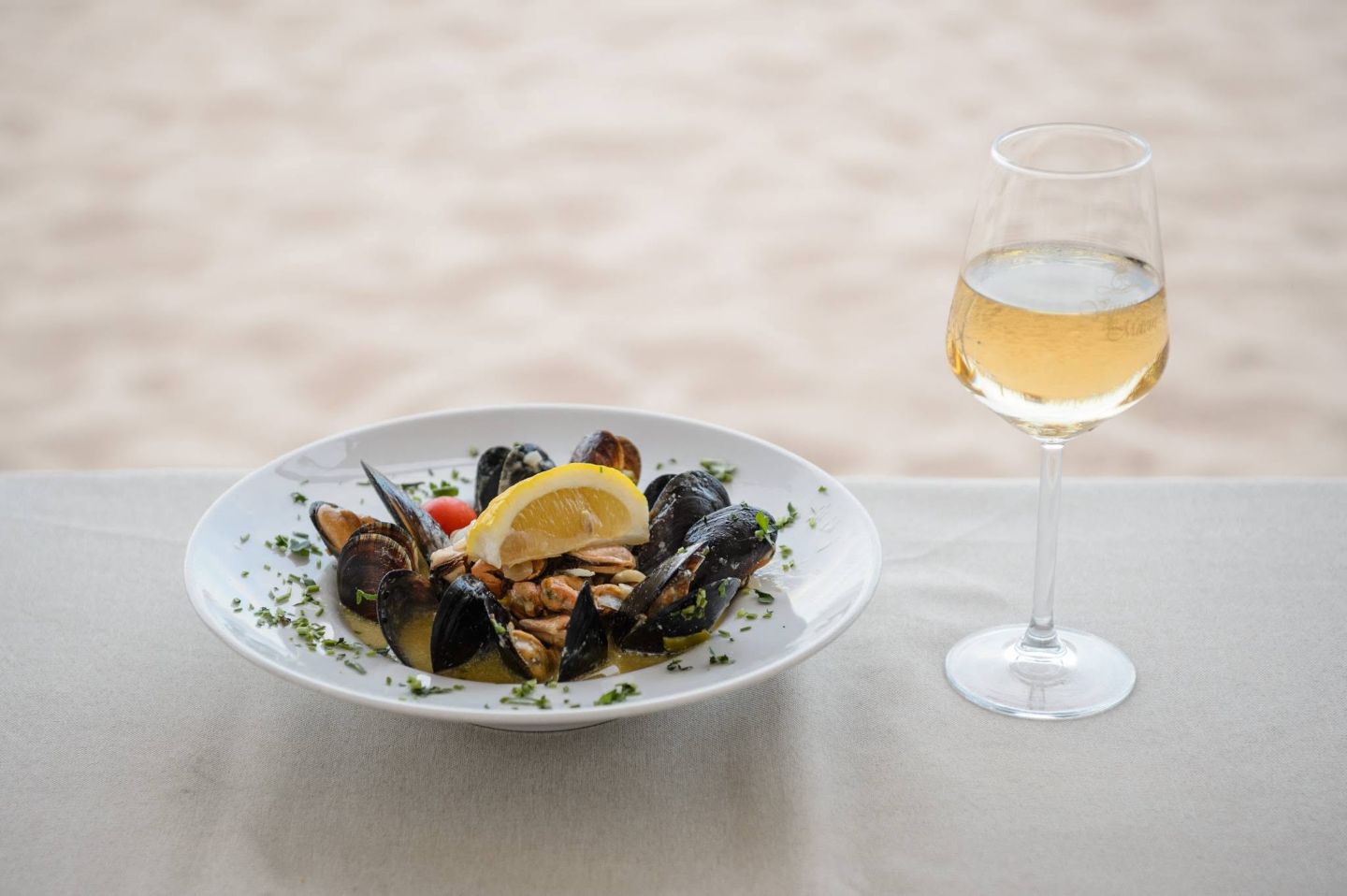 fructe de mare si un pahar de vin langa, servite la cherhana Eforie, La Stuf