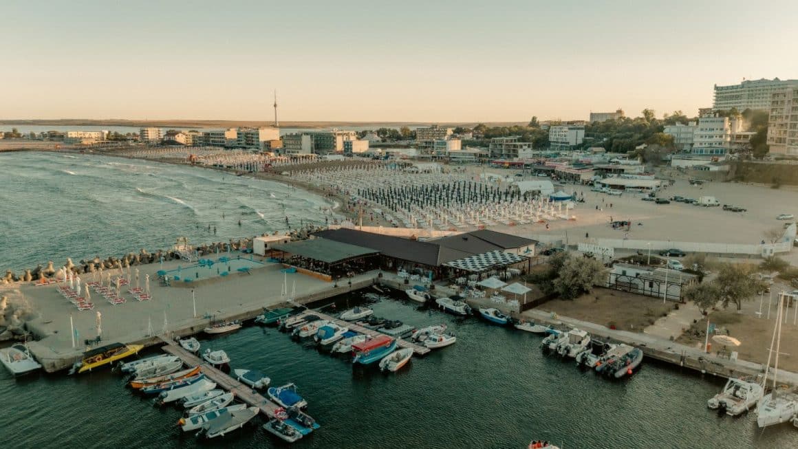 Cherhanaua Sailor din Eforie Nord, situata pe plaja, la malul marii, fotografiata de la distanta