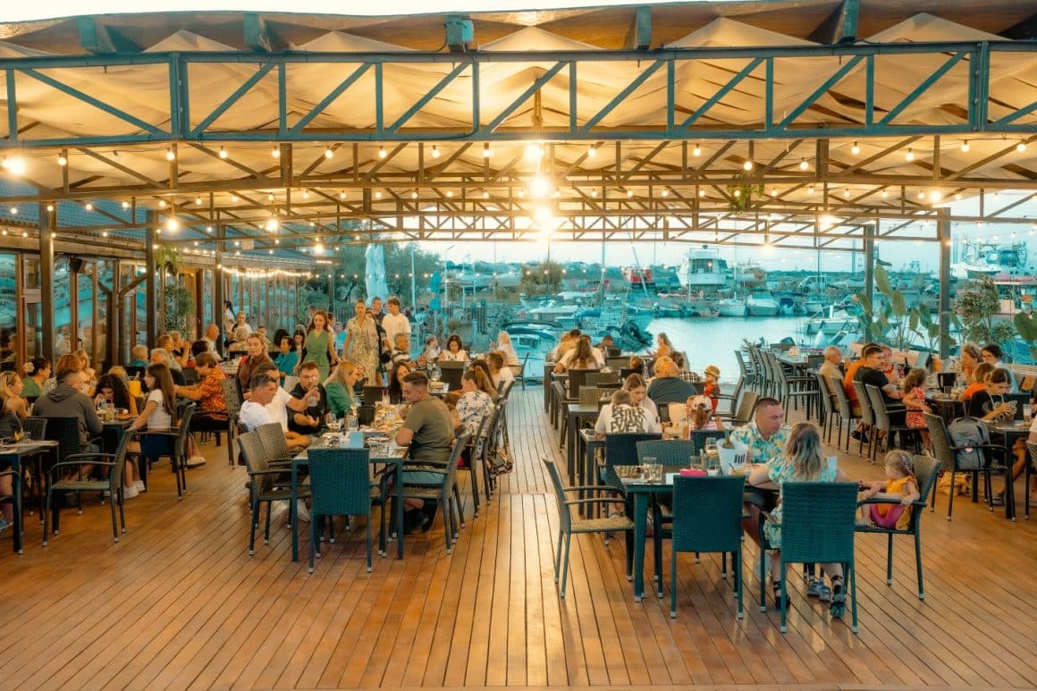 mai multi oameni iau masa in marina de pe aleea belona din eforie nord, la cherhana Sailors, una din cele mai bune cherhanale din eforie