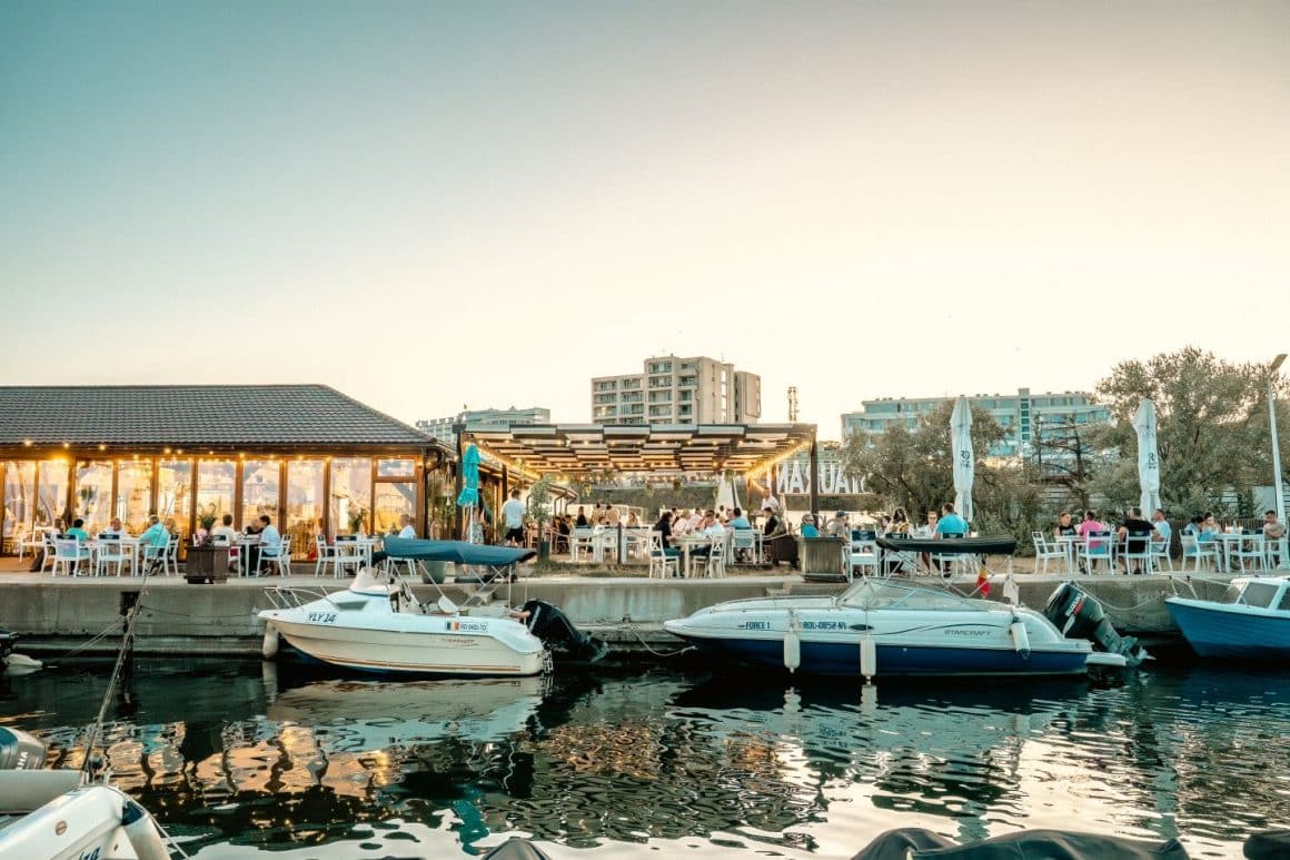 mai multi oameni iau masa in marina de pe aleea belona din eforie nord, la cherhana Sailors, una din cele mai bune cherhanale din eforie