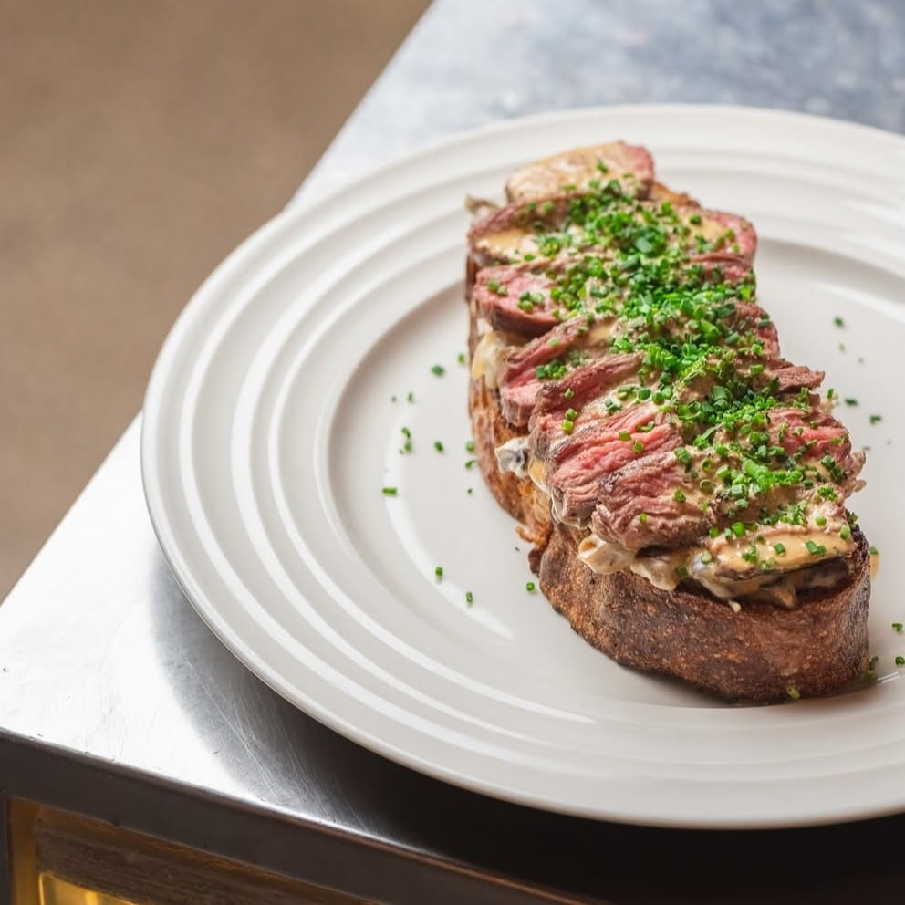 Breakfast Steak, cu vită premium românească gătită mediu, pe o felie de pâine artizanală cu hrișcă coaptă de dimineață, apoi prăjită în unt. 