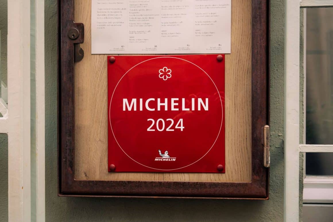 afis cu o stea michelin la intrarea unui restaurant
