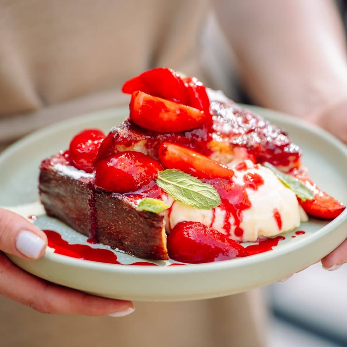 french toast cu mascarpone si capsuni de la Le Bab