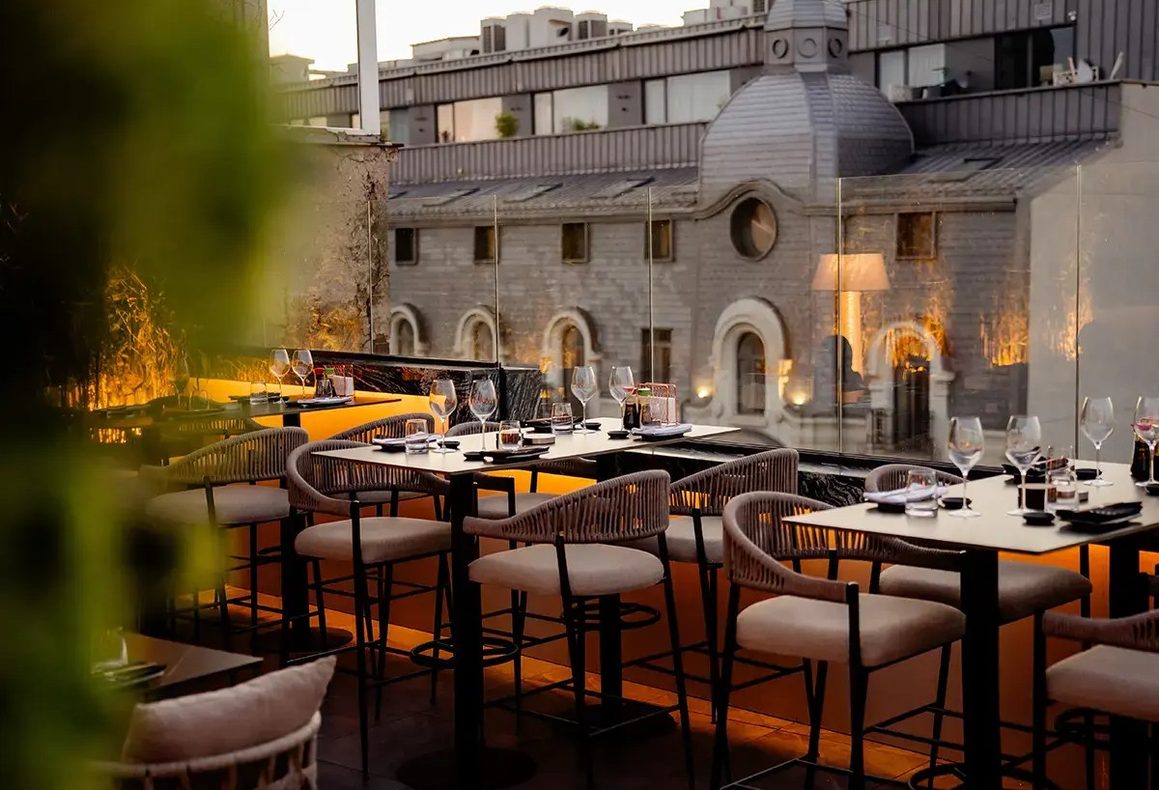 terasa de tip rooftop a restaurantului Oyabun din București, restaurant de fine dining japonez, cu omakase,