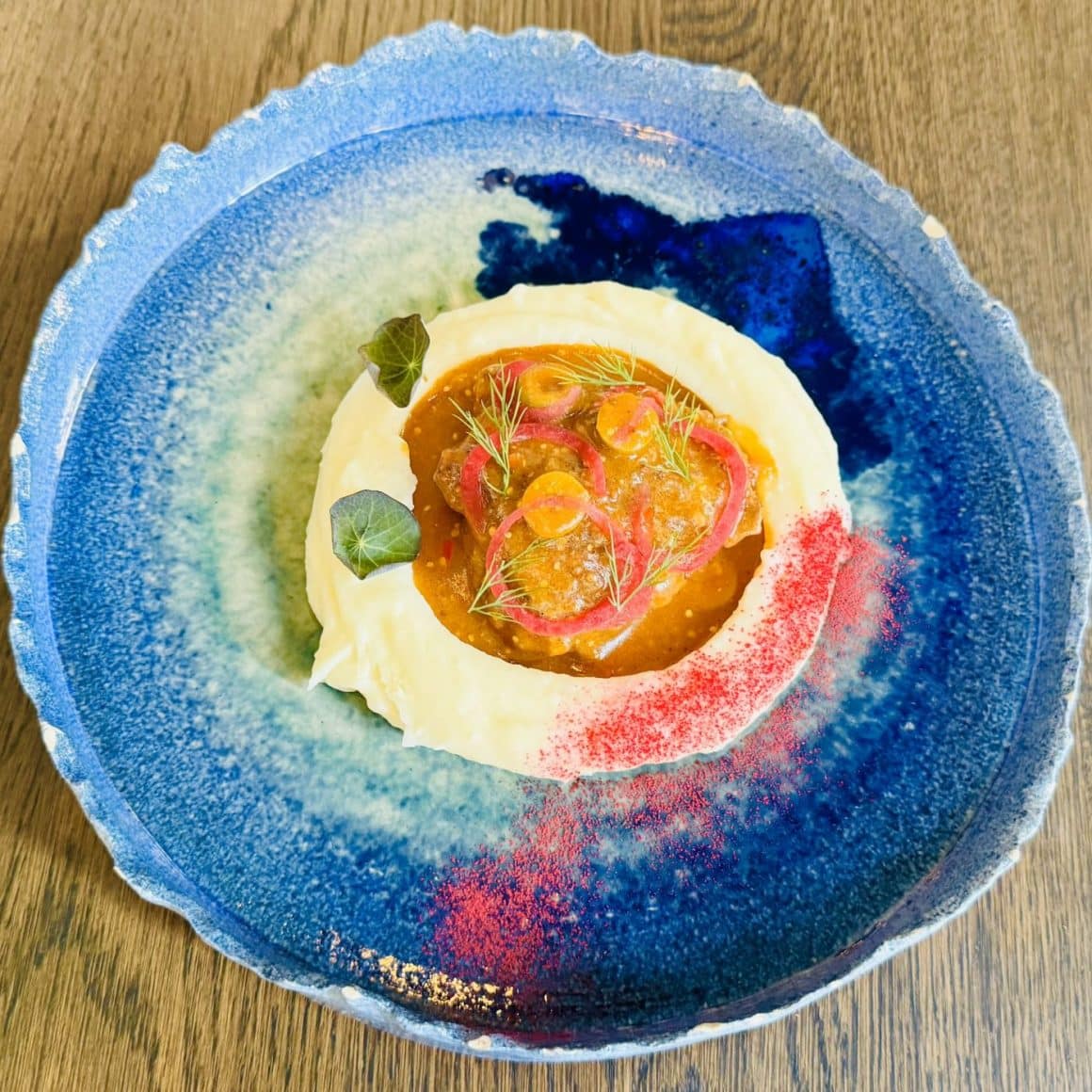 preparat de fine dining de la restaurant Noeme din București. 