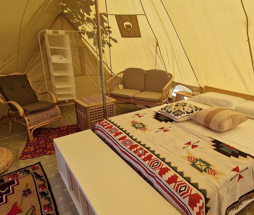 interiorul spatios si frumos amenajat de la Delta Sunrise glamping