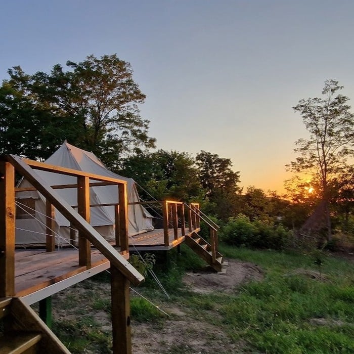 platforme de lemn pe care sunt montare corturi de glapming la Delta Sunrise. Cele mai frumoase campinguri din România