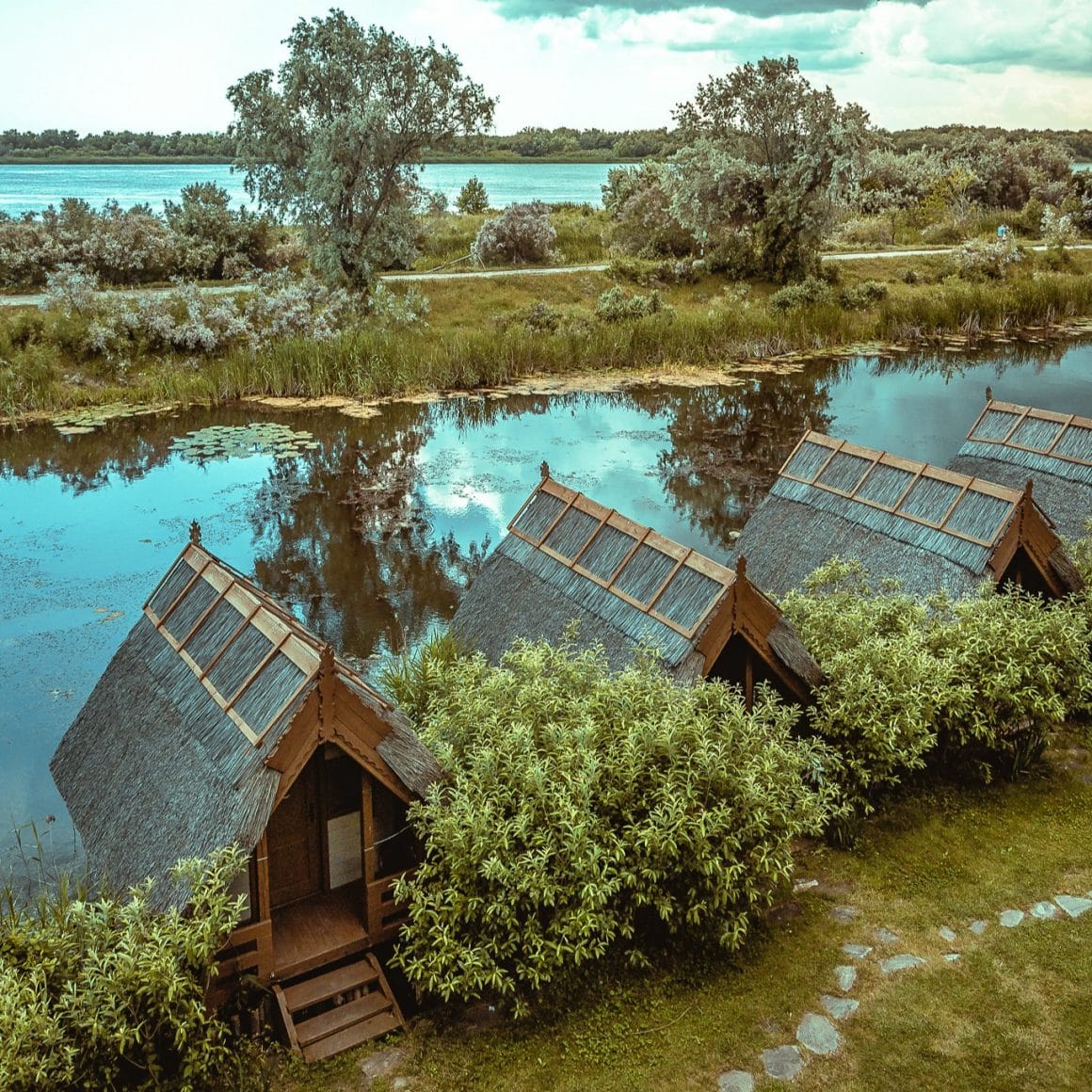 casute cu acoperis de stuf, pe malul bratlui Sfantu Gheorghe. Green Dolphin Camping Delta Dunării. Cele mai frumoase campinguri din România. 