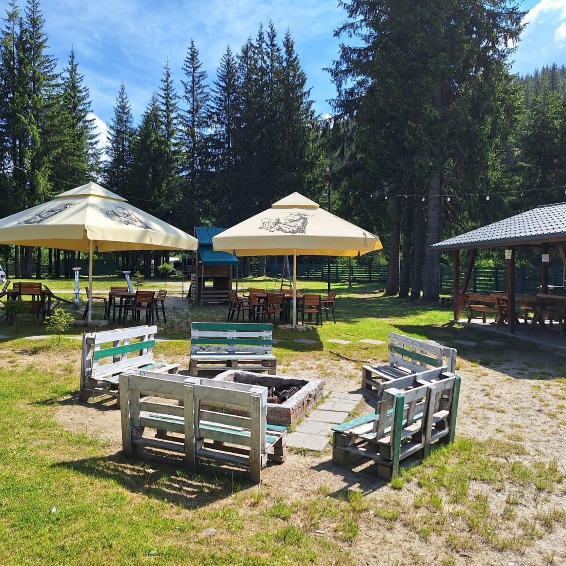 terasa restaurantului Zanoaga cu loc pentru foc de tabara la Camping Zănoaga. Cele mai frumoase campinguri din România. 