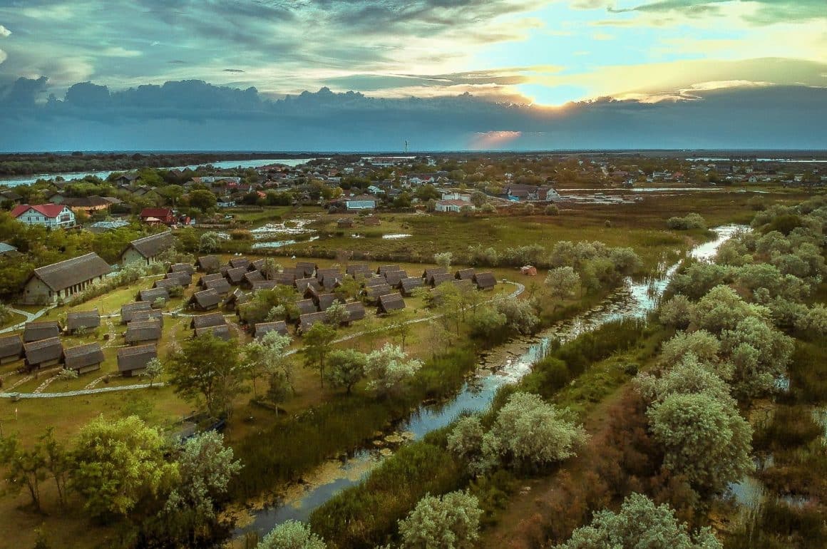 Imagine de ansamblu, de sus, asupra Green Dolphin Camp din Delta Dunării. Cele mai frumoase campinguri din România. 