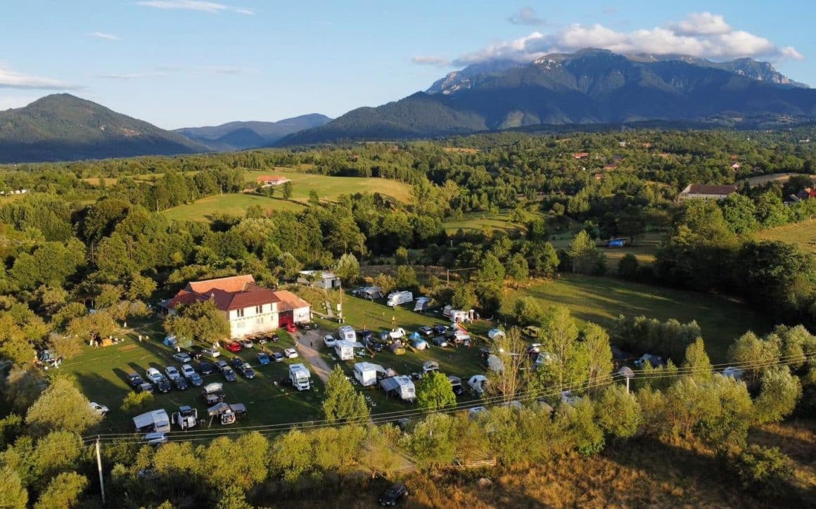 Imagine de ansamblu, de sus, asupra Heaven Camping Bran, iar in fundal munții Bucegi. Cele mai frumoase campinguri din România. 