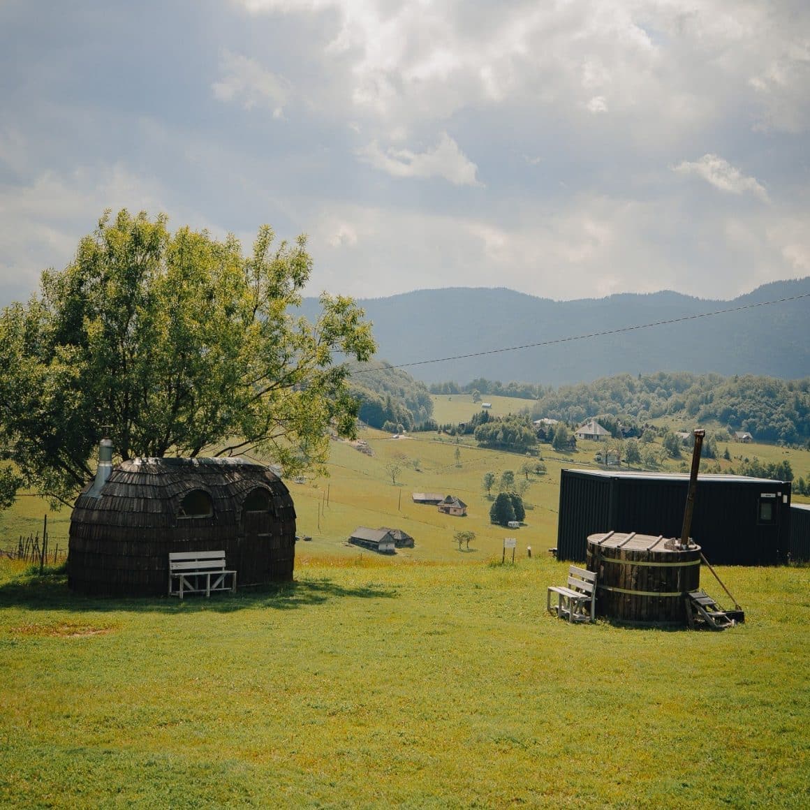 Sauna si ciubar in aer liber la munte, la Ursa Mică. Cele mai frumoase caponguri din România