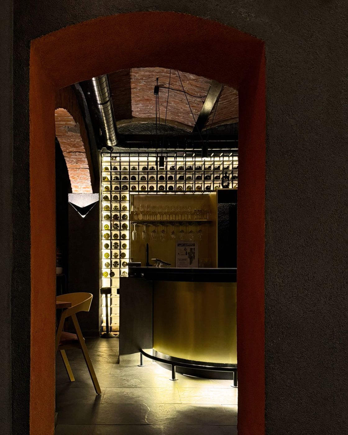 bolta vopsita in rosu burgundy la intrarea in wine bar