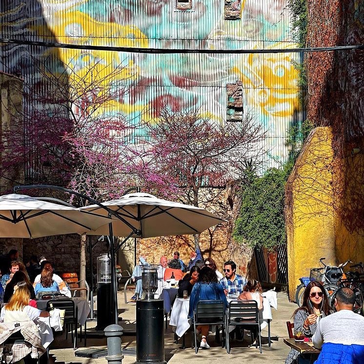 Curte ascunsă și colorată unde oamenii iau prânzul în liniște, în spatele faimosului Cal Pep. restaurante din Barcelona