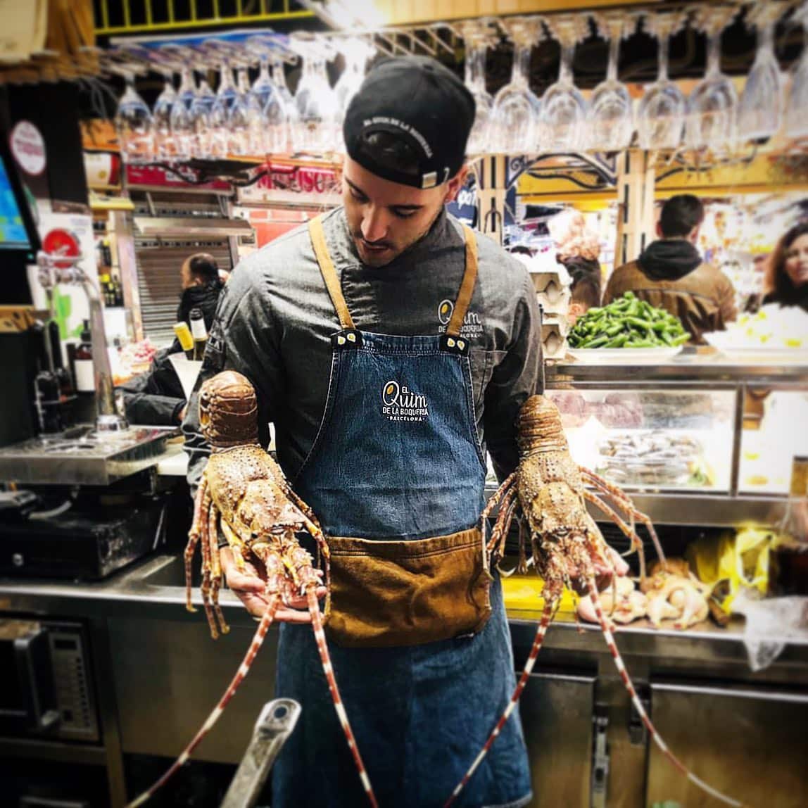 Bucătar la El Quim de la Boqueria pregătind fructe de mare proaspete chiar în fața clienților. restaurante din Barceloma