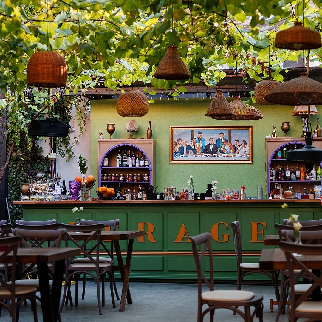 Grădina și barul VIA Shoteria de pe Strada Zborului, loc cu atmosferă relaxată și meniu variat de cocktailuri pentru Negroni Week în București.