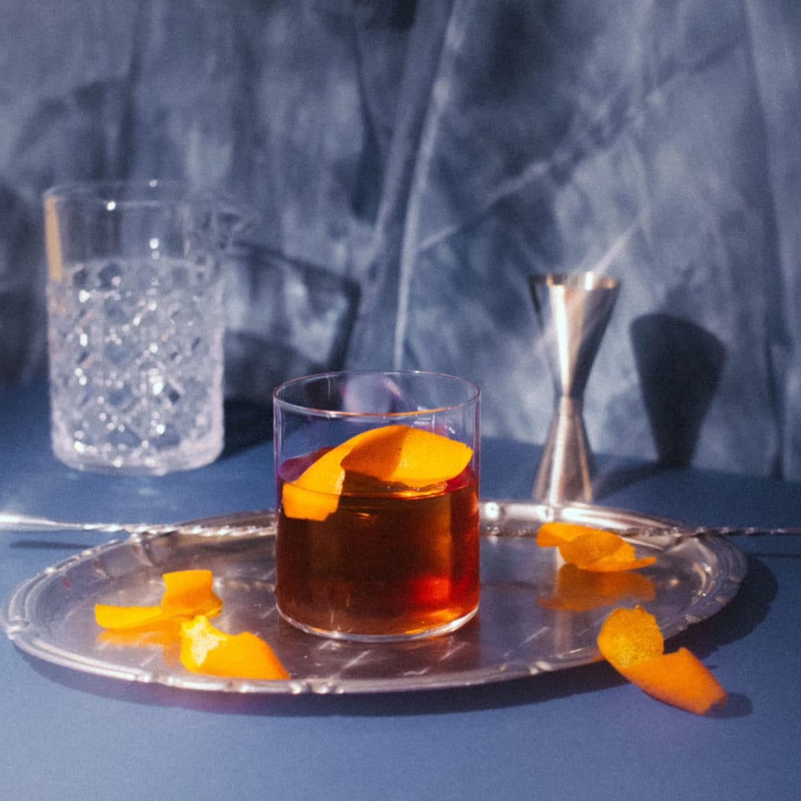 Pahar de Negroni reinterpretat la Teoria Bar, parte din selecția de signature cocktails disponibile de Negroni Week în București.