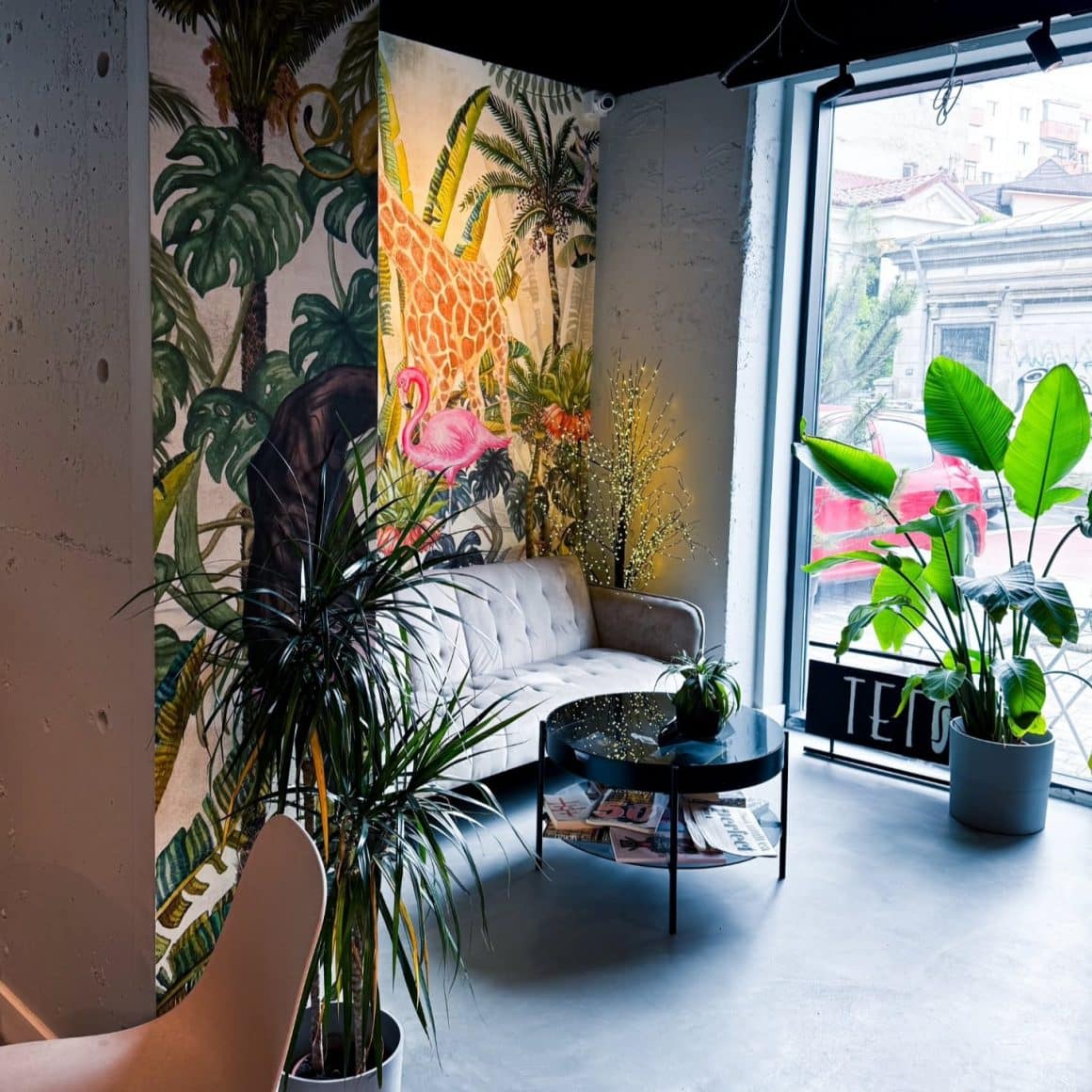 Interiorul de la TETO are un design modern, cu plante, decorațiuni colorate și colțuri confortabile pentru lucru sau relaxare.