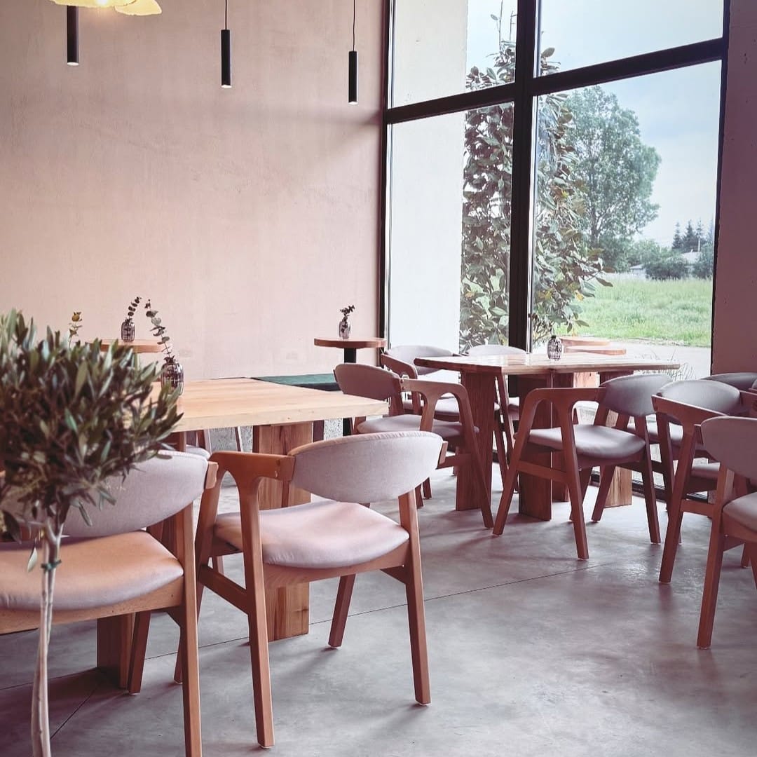 Caf Speciality Coffee se numără printre cele mai practice cafenele pentru lucru remote în București, datorită ferestrelor mari, luminii naturale și spațiului liniștit.