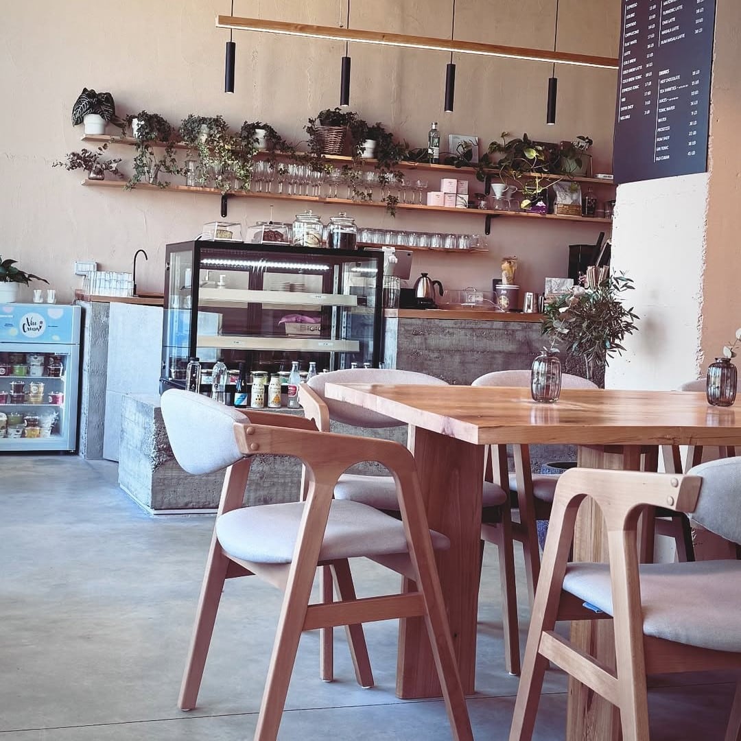 Interiorul de la Caf Speciality Coffee este luminos și bine organizat, cu mese din lemn spațioase și un bar modern unde se pregătesc cafele de specialitate.