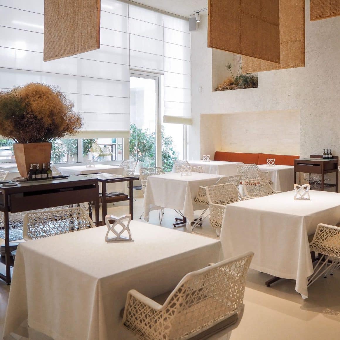 Sala minimalistă a restaurantului Disfrutar, locul unde bucătăria de fine dining din Barcelona atinge cel mai înalt nivel.