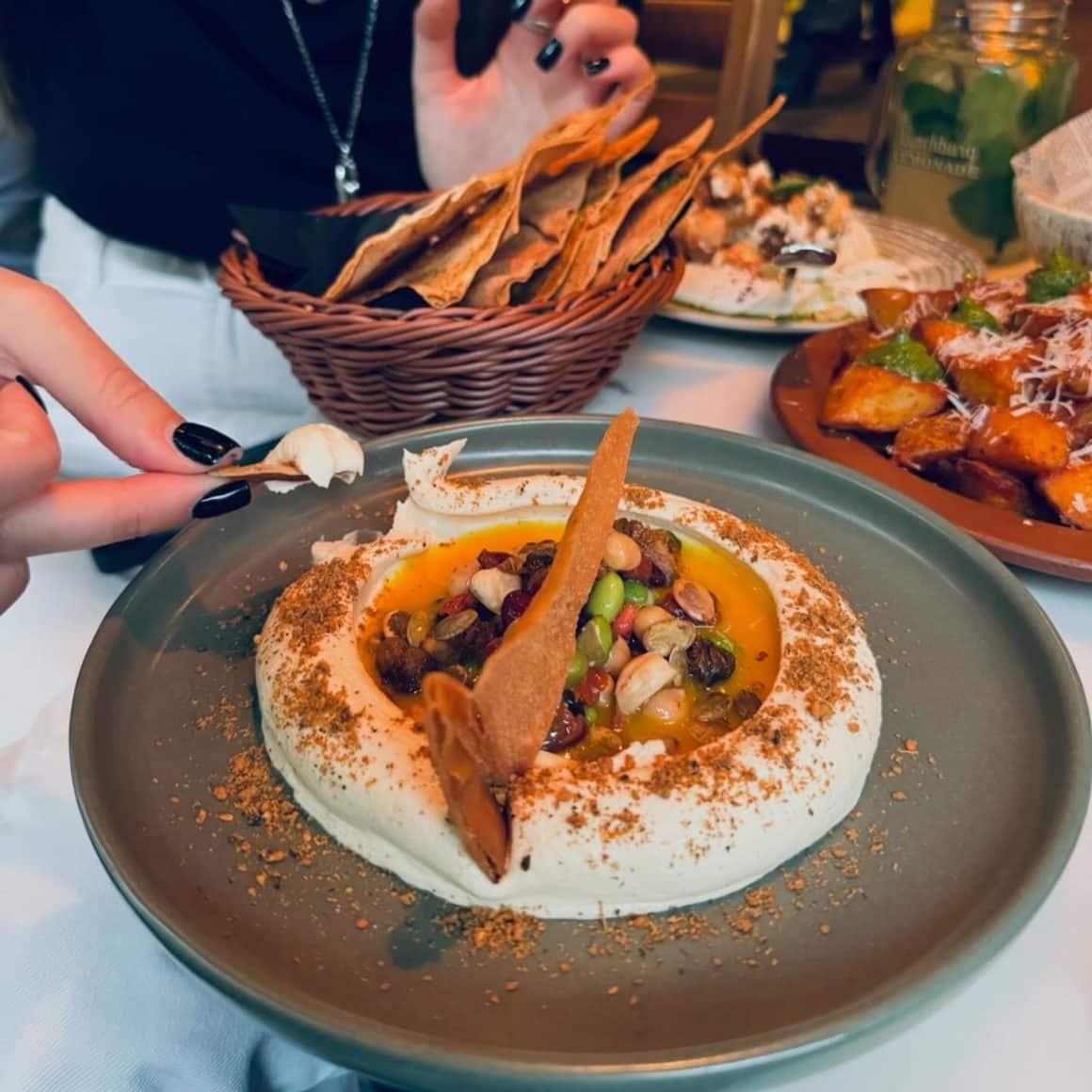 tapas în București la Salon Golescu, hummus cremos cu toppinguri, lipii crocante și patatas bravas.