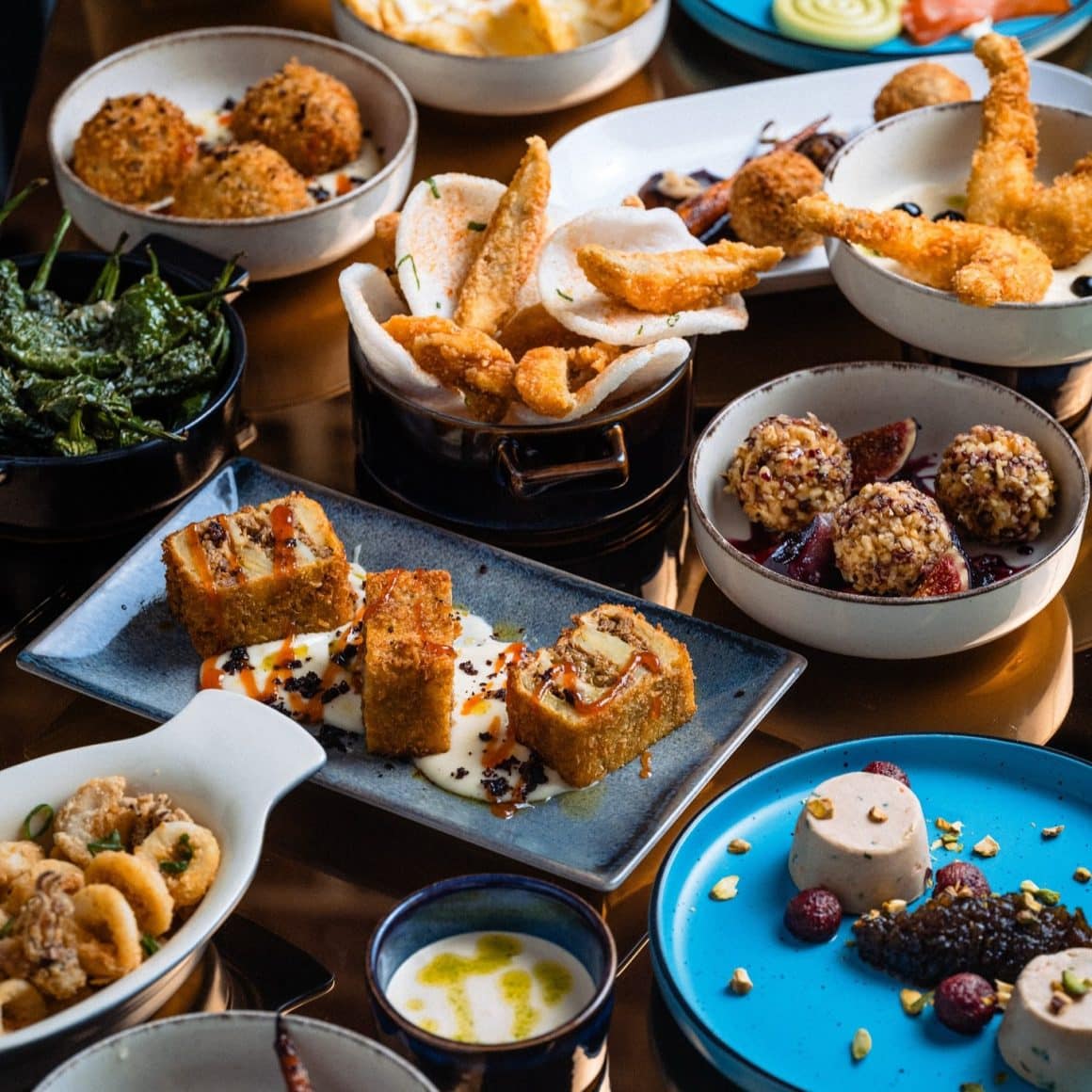 Tapas în București la Tapastick – platouri cu creveți, croquetas, pimientos de padrón și arancini