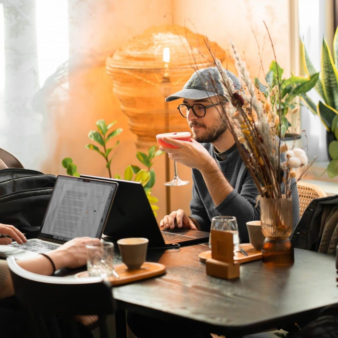 La Erbario găsești mese confortabile și suficient spațiu pentru a lucra la laptop, într-un decor plin de plante și lumină caldă.