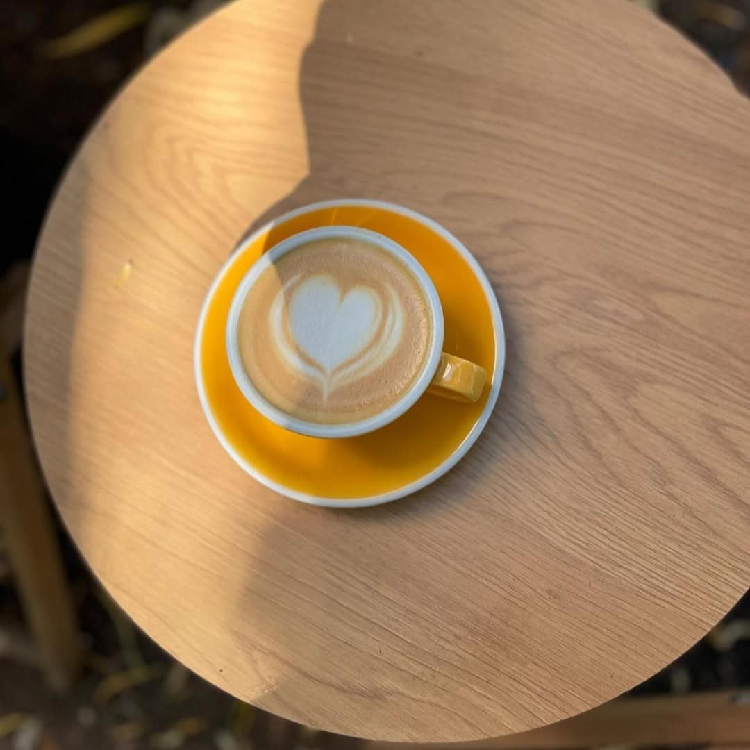 Cafeaua de specialitate este pregătită cu atenție și servită simplu, ideală pentru o pauză scurtă între sesiunile de lucru.