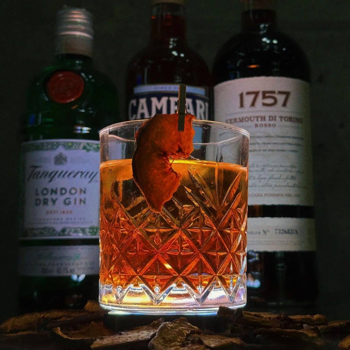 Negroni clasic pregătit cu Tanqueray, Campari și vermut la The S’aint din București, bar recomandat pentru Negroni Week în București.