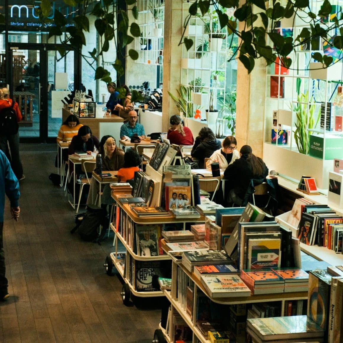 Bob Coffee Lab la Cărturești Modul combină vibe-ul unei librării pline de culoare cu energia unei cafenele moderne, unde mesele lungi sunt perfecte pentru lucru sau întâlniri.