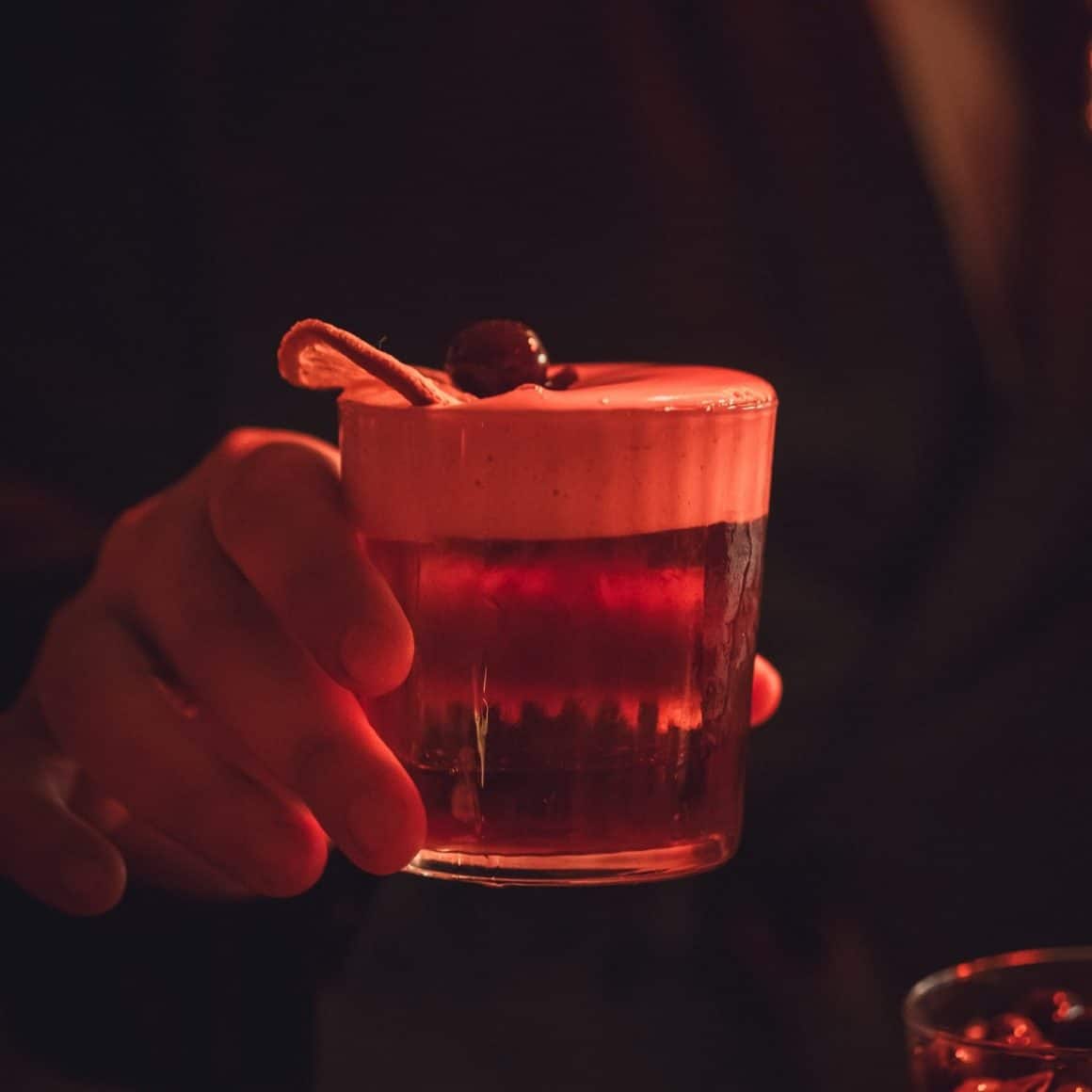 Cocktail Negroni servit la VIA Shoteria din București, parte din selecția specială de băuturi pentru Negroni Week în București.