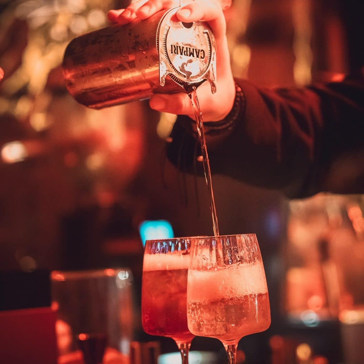 Prepararea unui cocktail Campari la VIA Shoteria, bar recomandat pentru evenimente și Negroni Week în București.