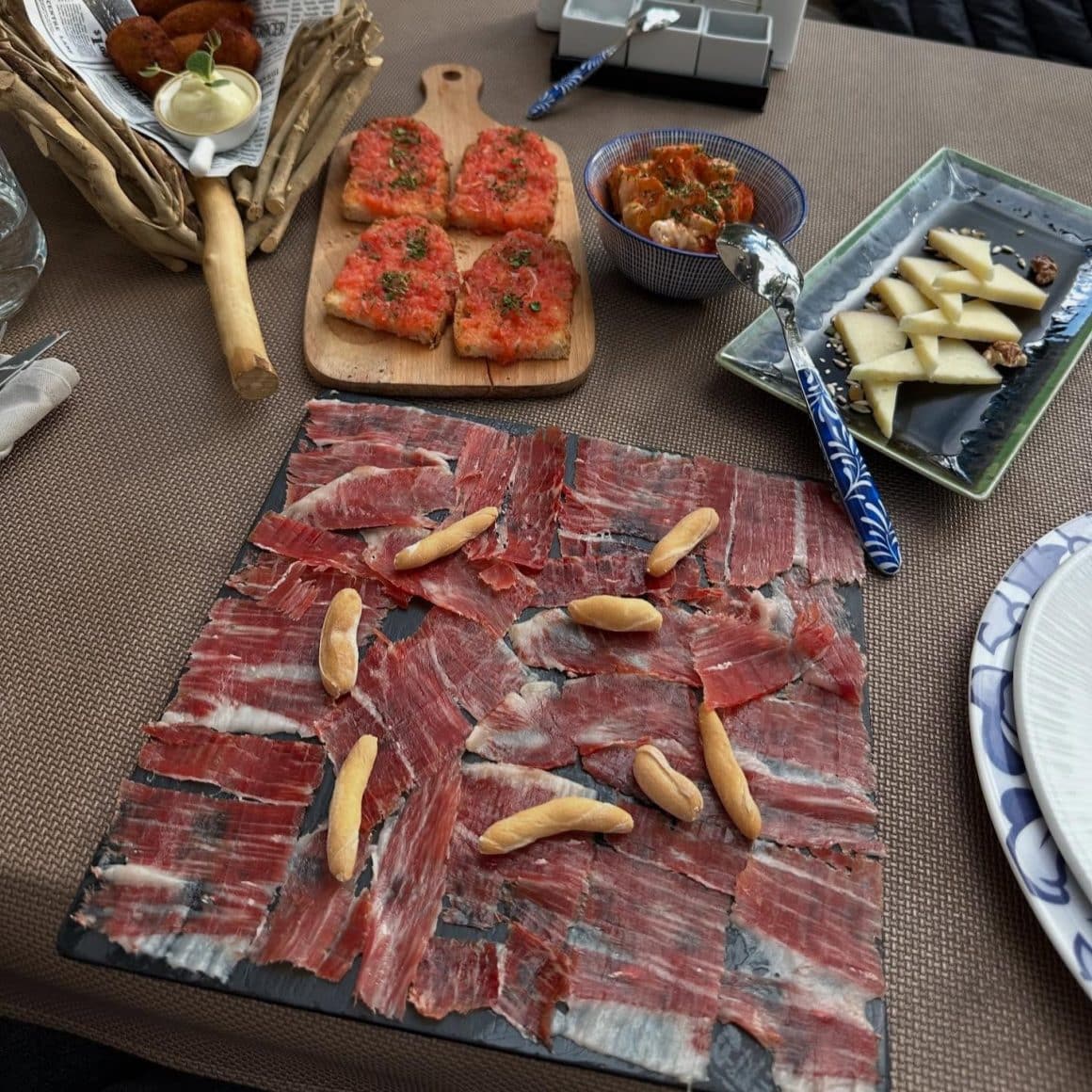 platou cu jamón ibérico, croquetas, pâine cu roșii și brânzeturi